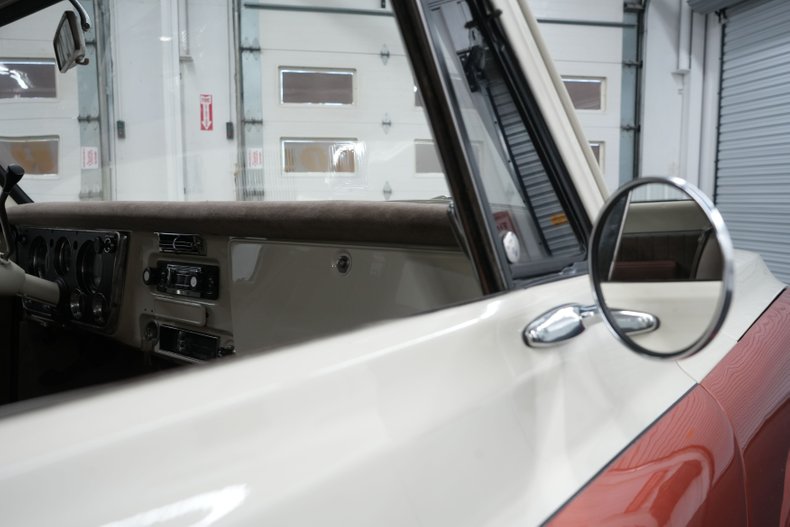 Chevrolet-Suburban-1969-Cream-and-Copper-Beige-3