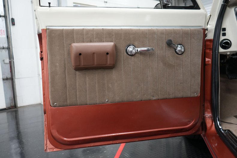 Chevrolet-Suburban-1969-Cream-and-Copper-Beige-31
