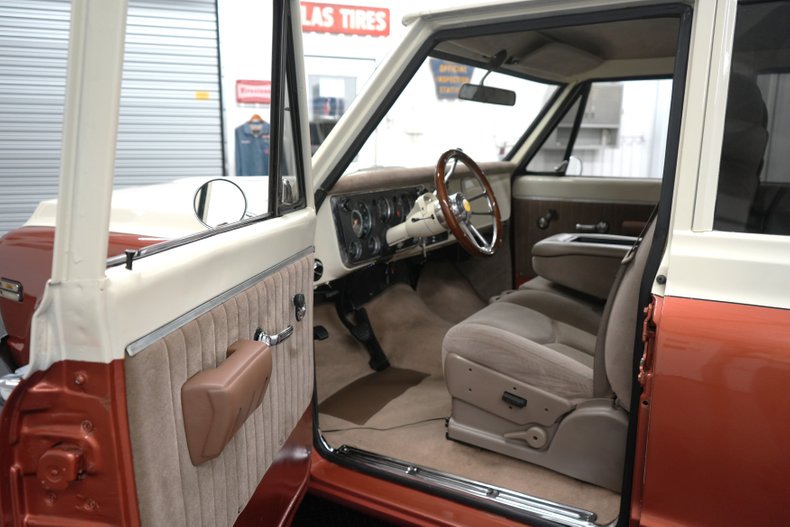 Chevrolet-Suburban-1969-Cream-and-Copper-Beige-33