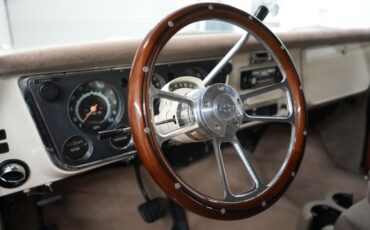 Chevrolet-Suburban-1969-Cream-and-Copper-Beige-35