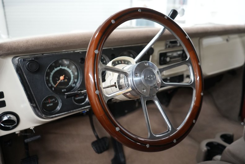 Chevrolet-Suburban-1969-Cream-and-Copper-Beige-35