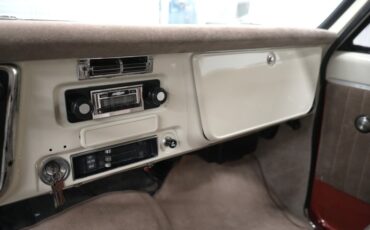 Chevrolet-Suburban-1969-Cream-and-Copper-Beige-39