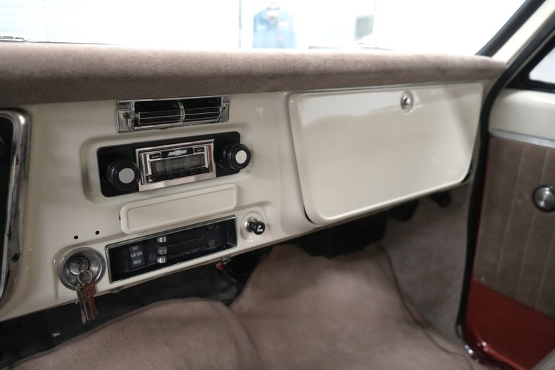 Chevrolet-Suburban-1969-Cream-and-Copper-Beige-39