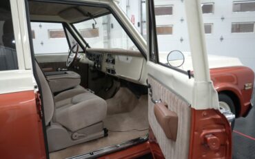Chevrolet-Suburban-1969-Cream-and-Copper-Beige-41