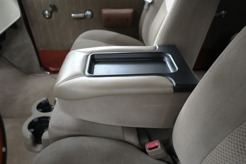 Chevrolet-Suburban-1969-Cream-and-Copper-Beige-45