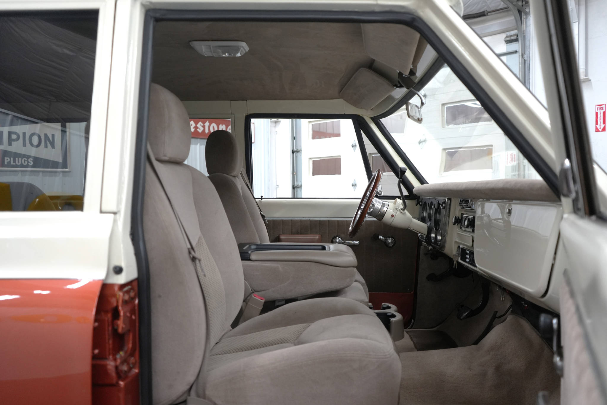 Chevrolet-Suburban-1969-Cream-and-Copper-Beige-50