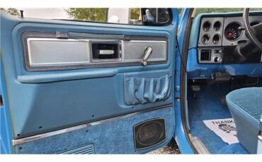 Chevrolet-Suburban-1978-23
