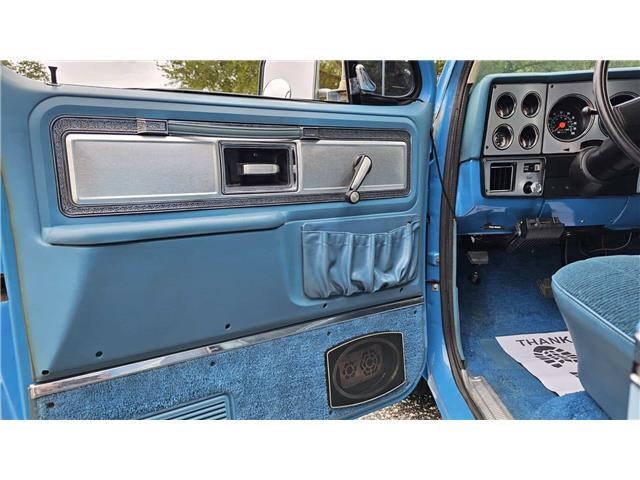 Chevrolet-Suburban-1978-23