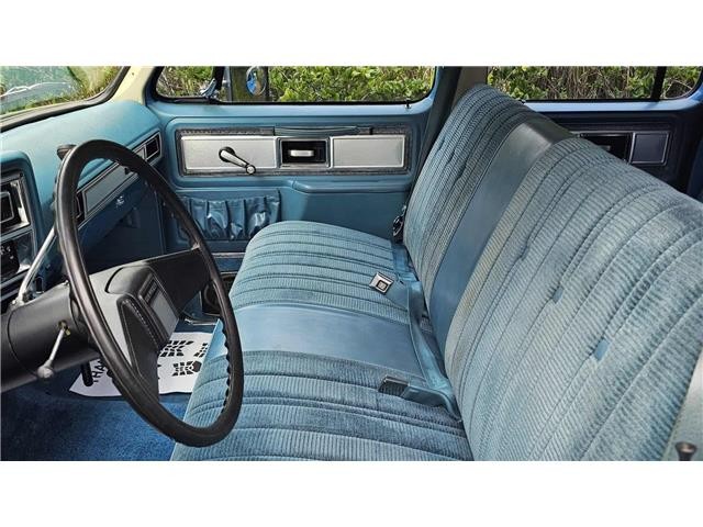 Chevrolet-Suburban-1978-24