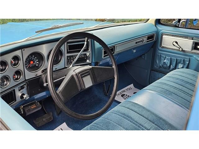 Chevrolet-Suburban-1978-25