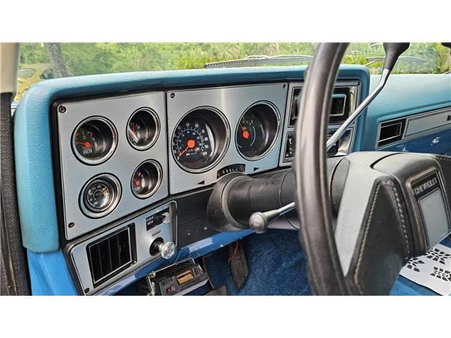 Chevrolet-Suburban-1978-26