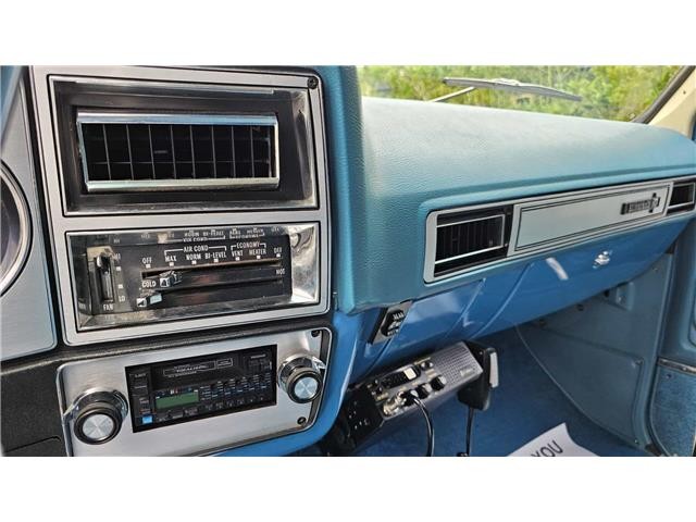 Chevrolet-Suburban-1978-29