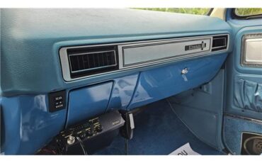 Chevrolet-Suburban-1978-30