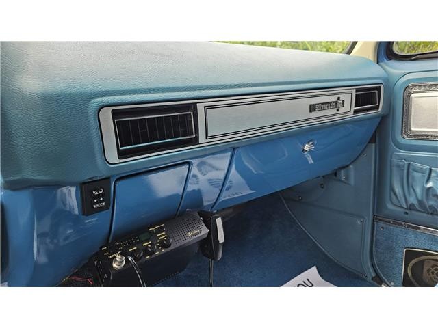 Chevrolet-Suburban-1978-30
