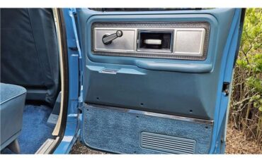 Chevrolet-Suburban-1978-35