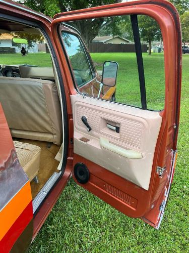 Chevrolet-Suburban-1978-Brown-10