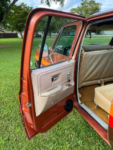 Chevrolet-Suburban-1978-Brown-12
