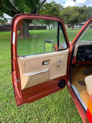 Chevrolet-Suburban-1978-Brown-13