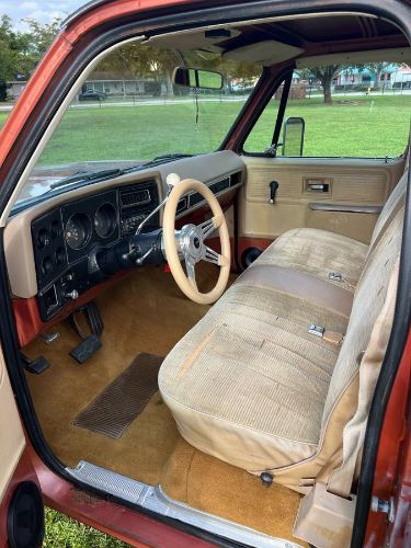 Chevrolet-Suburban-1978-Brown-14