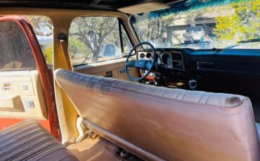 Chevrolet-Suburban-1983-10