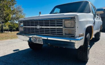 Chevrolet-Suburban-1983-13