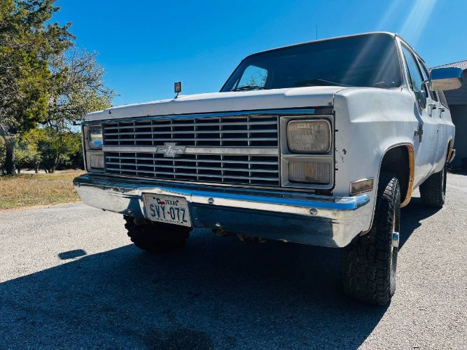 Chevrolet-Suburban-1983-13