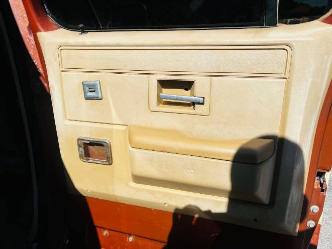 Chevrolet-Suburban-1983-8
