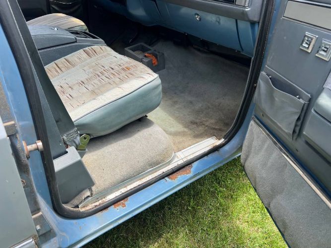 Chevrolet-Suburban-1985-Blue-10
