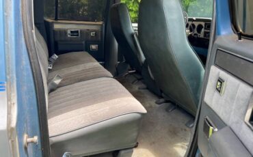 Chevrolet-Suburban-1985-Blue-11