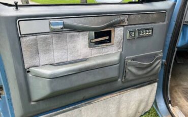 Chevrolet-Suburban-1985-Blue-9