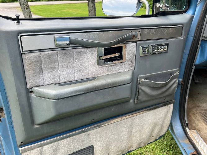 Chevrolet-Suburban-1985-Blue-9