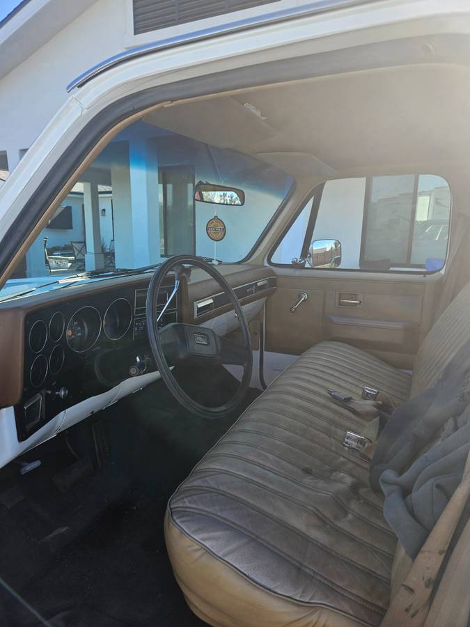 Chevrolet-Suburban-1985-white-1