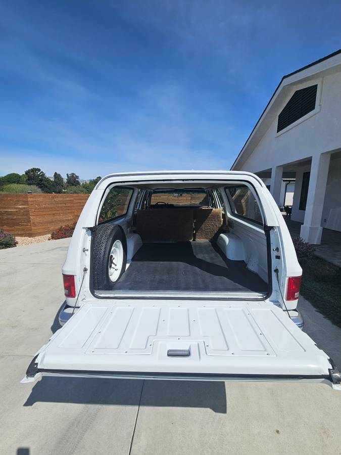 Chevrolet-Suburban-1985-white-10