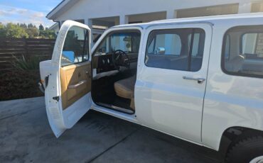 Chevrolet-Suburban-1985-white