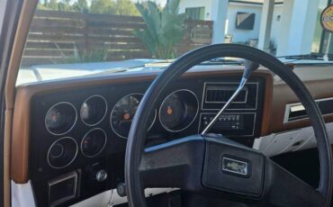 Chevrolet-Suburban-1985-white-2