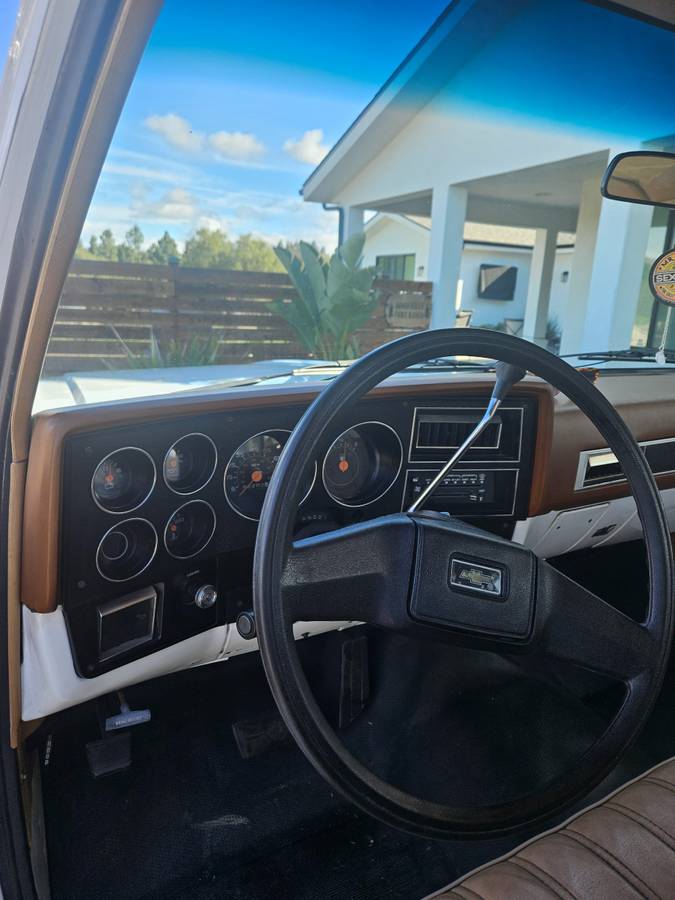 Chevrolet-Suburban-1985-white-2