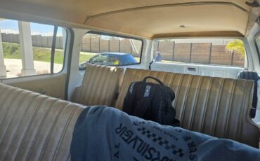 Chevrolet-Suburban-1985-white-3