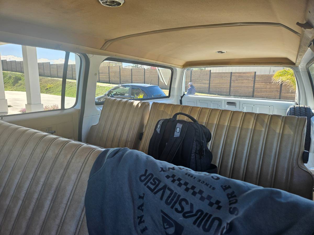 Chevrolet-Suburban-1985-white-3