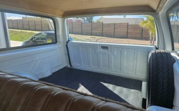 Chevrolet-Suburban-1985-white-4