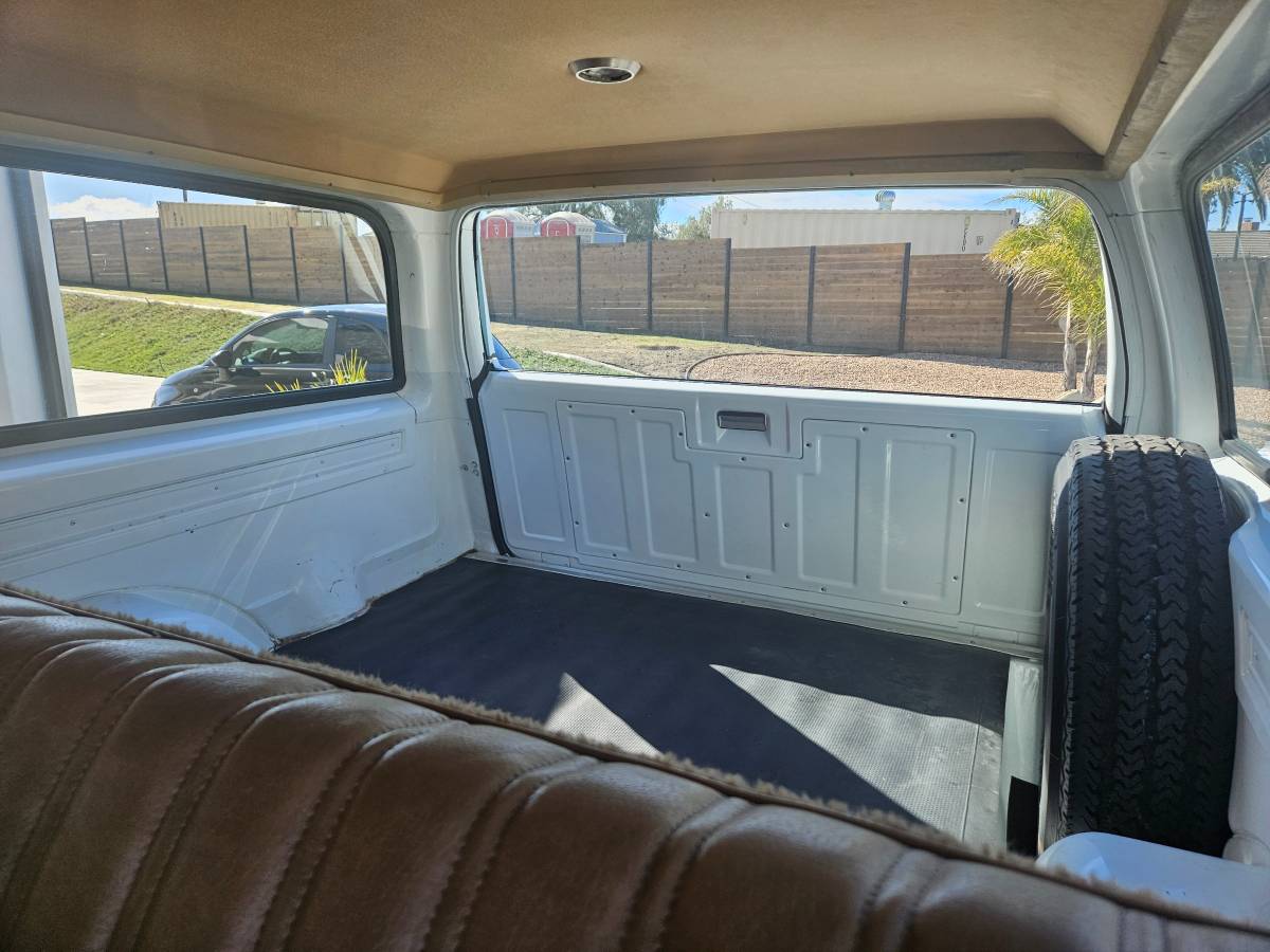 Chevrolet-Suburban-1985-white-4
