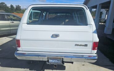 Chevrolet-Suburban-1985-white-5