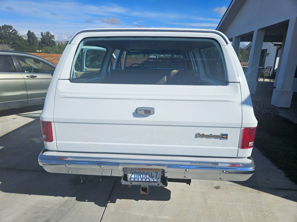 Chevrolet-Suburban-1985-white-5