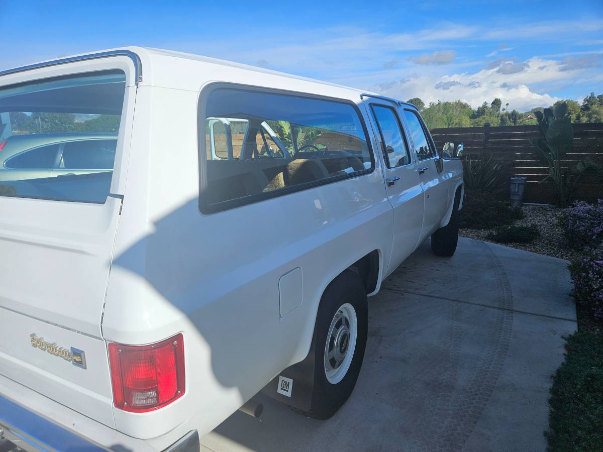 Chevrolet-Suburban-1985-white-6