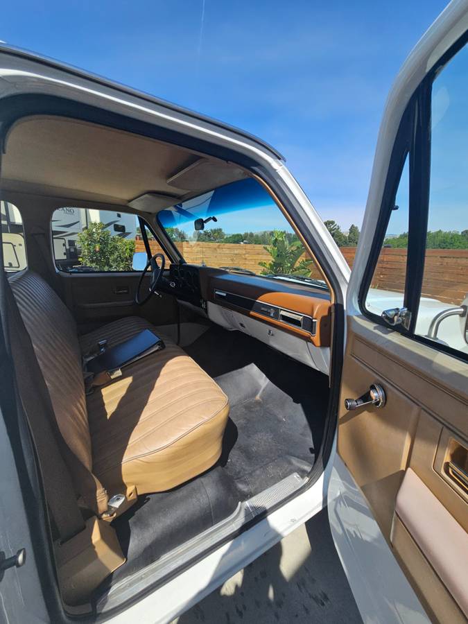 Chevrolet-Suburban-1985-white-8