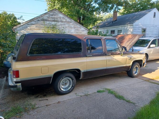 Chevrolet-Suburban-1987-2