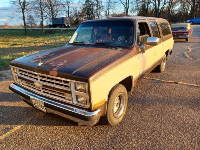 Chevrolet-Suburban-1987-3