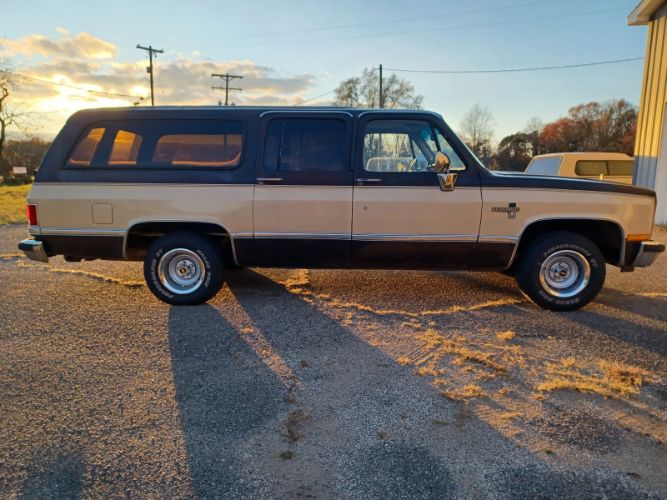 Chevrolet-Suburban-1987-4