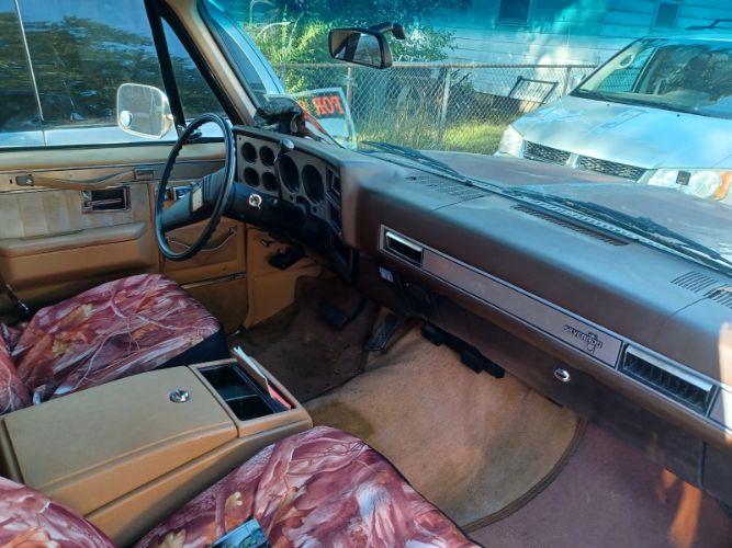 Chevrolet-Suburban-1987-9