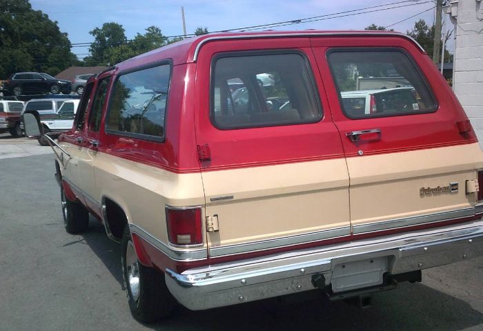 Chevrolet-Suburban-1987-RedTan-Tan-1
