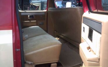 Chevrolet-Suburban-1987-RedTan-Tan